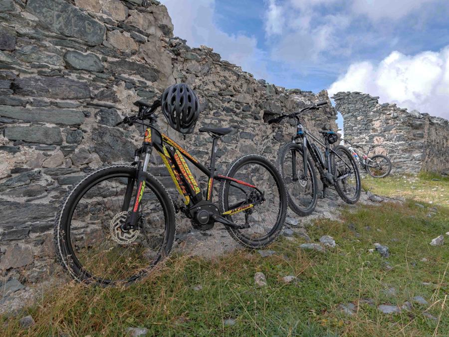 MOUNT PAGLIANO IN MTB – THROUGH ALABASTER AND VINEYARDS
